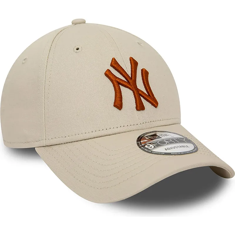 beige-verstellbare-9forty-league-essential-kappe-mit-gebogenem-schirm-und-braunem-logo-der-new-york-yankees-mlb-von-new-era