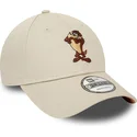 9forty-verstellbare-beige-kappe-mit-gebogenem-schirm-und-tasmanischer-teufel-charakter-von-looney-tunes-von-new-era