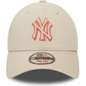 beige-verstellbare-curved-cap-9forty-team-outline-der-new-york-yankees-mlb-von-new-era