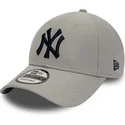 graue-verstellbare-kappe-mit-gebogenem-schirm-und-marineblauem-logo-9forty-diamond-era-essential-der-new-york-yankees-mlb-von-ne