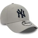 graue-verstellbare-kappe-mit-gebogenem-schirm-und-marineblauem-logo-9forty-diamond-era-essential-der-new-york-yankees-mlb-von-ne