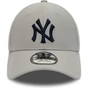 graue-verstellbare-kappe-mit-gebogenem-schirm-und-marineblauem-logo-9forty-diamond-era-essential-der-new-york-yankees-mlb-von-ne