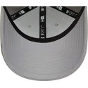 graue-verstellbare-kappe-mit-gebogenem-schirm-und-marineblauem-logo-9forty-diamond-era-essential-der-new-york-yankees-mlb-von-ne