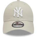 beige-verstellbare-curved-cap-9twenty-league-essential-der-new-york-yankees-mlb-von-new-era