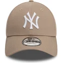 cap-zaoblena-brown-adjustable-strap-claro-9forty-league-essential-new-york-yankees-mlb-new-era