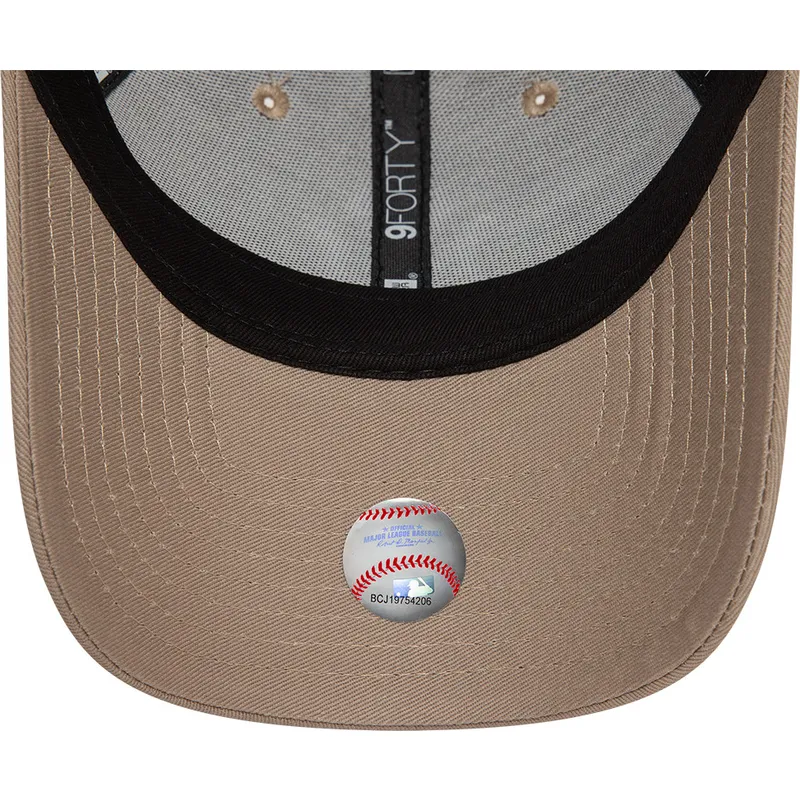 cap-zaoblena-brown-adjustable-strap-claro-9forty-league-essential-new-york-yankees-mlb-new-era cap-zaoblena-brown-adjustable-strap-claro-9forty-league-essential-new-york-yankees-mlb-new-era