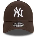 cap-zaoblena-brown-adjustable-strap-9forty-league-essential-new-york-yankees-mlb-new-era