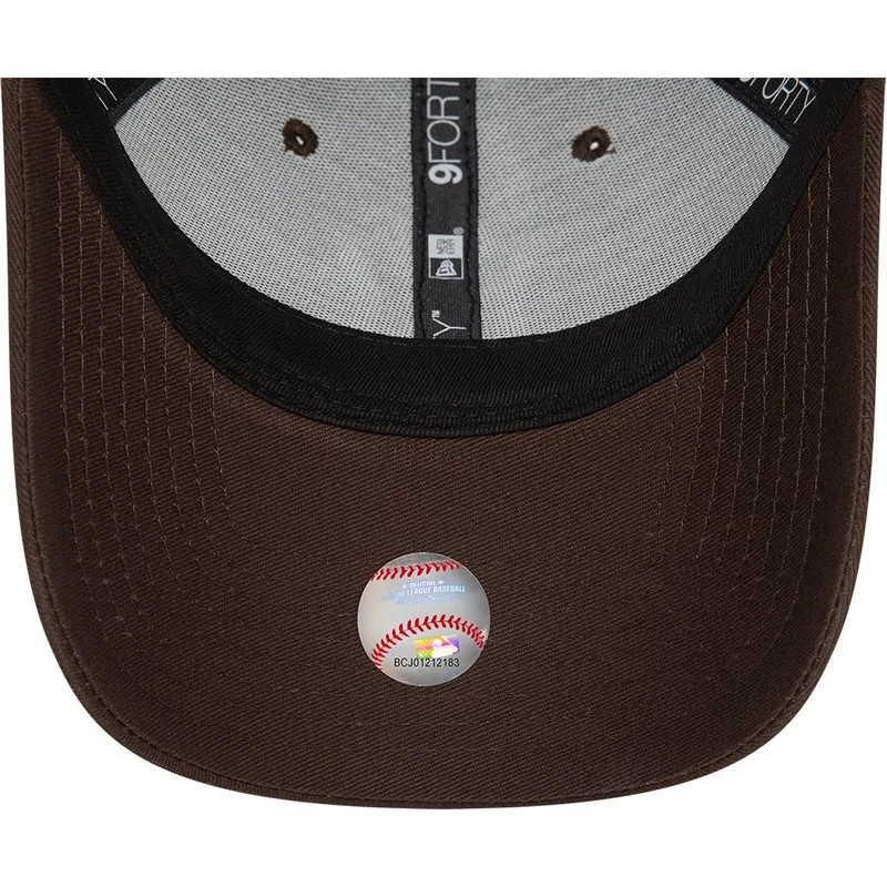 cap-zaoblena-brown-adjustable-strap-9forty-league-essential-new-york-yankees-mlb-new-era cap-zaoblena-brown-adjustable-strap-9forty-league-essential-new-york-yankees-mlb-new-era