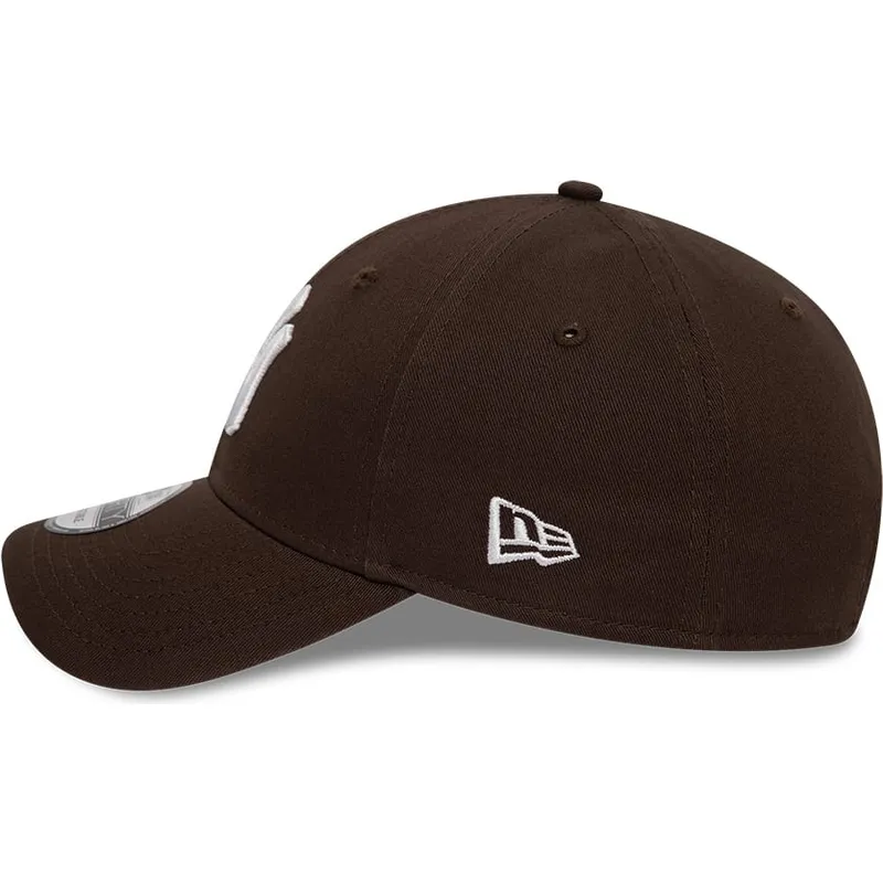 cap-zaoblena-brown-adjustable-strap-9forty-league-essential-new-york-yankees-mlb-new-era cap-zaoblena-brown-adjustable-strap-9forty-league-essential-new-york-yankees-mlb-new-era