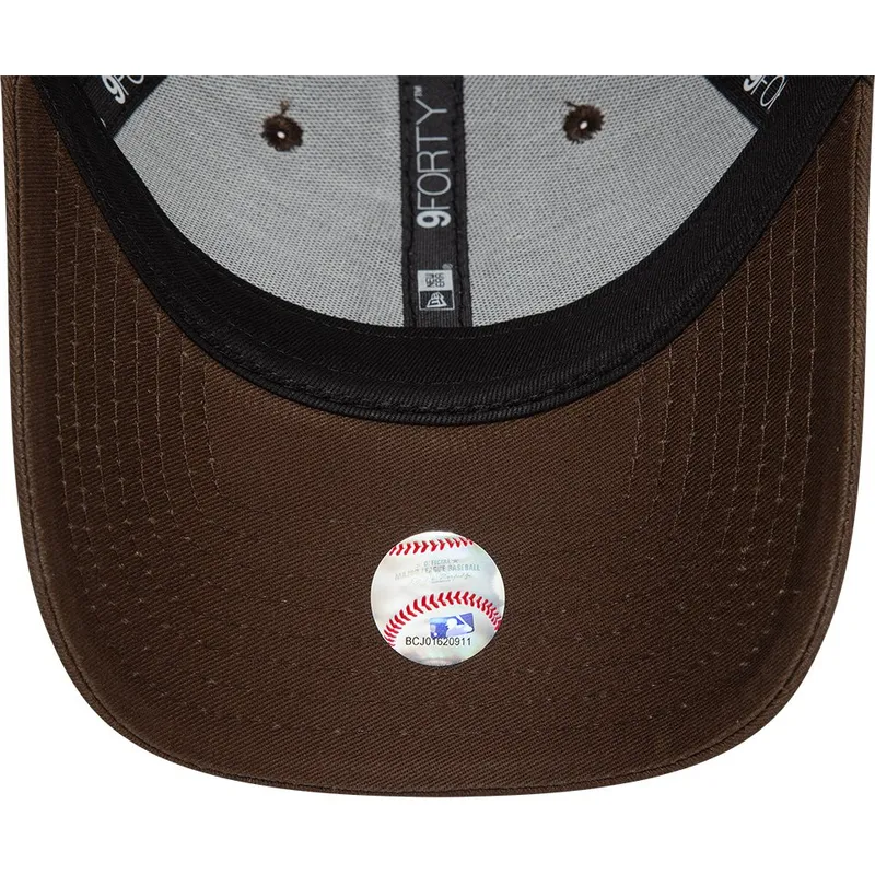 cap-zaoblena-brown-adjustable-strap-9forty-league-essential-new-york-yankees-mlb-new-era cap-zaoblena-brown-adjustable-strap-9forty-league-essential-new-york-yankees-mlb-new-era