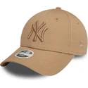 9forty-league-essential-verstellbare-damenkappe-mit-gebogenem-schirm-in-hellbraun-mit-hellbraunem-logo-der-new-york-yankees-mlb-