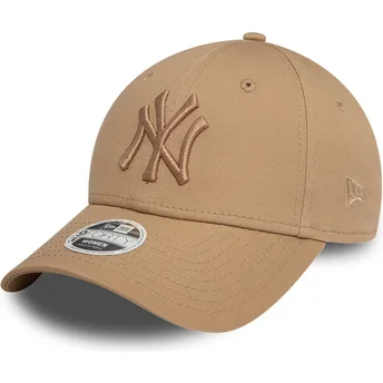 9FORTY League Essential verstellbare Damenkappe mit gebogenem Schirm in Hellbraun mit hellbraunem Logo der New York Yankees MLB 