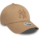 cap-zaoblena-brown-adjustable-strap-claro-claro-9forty-league-essential-new-york-yankees-mlb-new-era