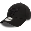 schwarze-verstellbare-curved-cap-mit-schwarzem-logo-9forty-essential-von-chicago-bulls-nba-von-new-era