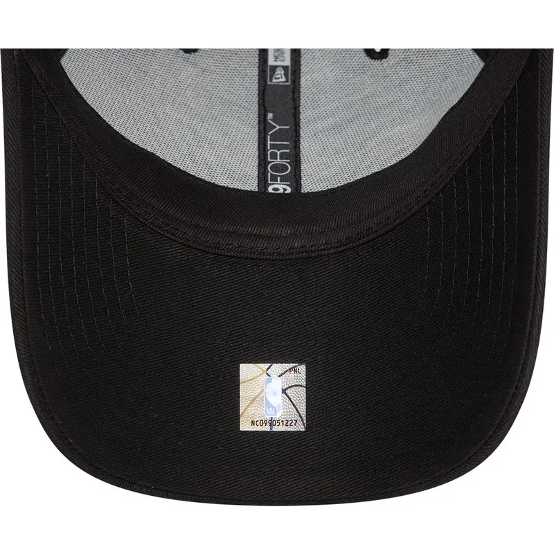 schwarze-verstellbare-curved-cap-mit-schwarzem-logo-9forty-essential-von-chicago-bulls-nba-von-new-era