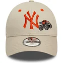 beige-verstellbare-kappe-mit-gebogenem-schirm-und-orangefarbenem-logo-fur-jungen-9forty-graphic-monster-truck-der-new-york-yanke