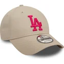 beige-verstellbare-kappe-mit-gebogenem-schirm-und-rosa-logo-9forty-league-essential-der-los-angeles-dodgers-mlb-von-new-era
