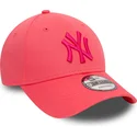 rosa-verstellbare-kappe-mit-gebogenem-schirm-und-rosa-logo-9forty-league-essential-der-new-york-yankees-mlb-von-new-era