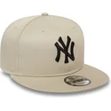 beige-snapback-cap-mit-flachem-schirm-und-schwarzem-logo-9fifty-league-essential-der-new-york-yankees-mlb-von-new-era