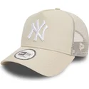 beige-trucker-cap-mit-weissem-logo-a-frame-league-essential-der-new-york-yankees-mlb-von-new-era
