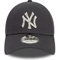 verstellbare-graue-9forty-kappe-mit-gebogenem-schirm-und-animal-infill-der-new-york-yankees-mlb-von-new-era