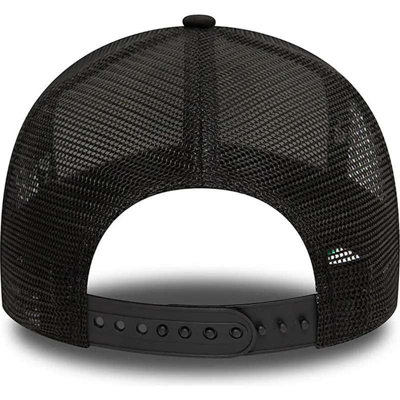 weisse-schwarze-und-grune-a-frame-character-trucker-kappe-von-rick-und-morty-von-new-era