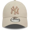 beige-trucker-kappe-mit-beigem-logo-9forty-home-field-der-new-york-yankees-mlb-von-new-era