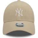 beige-gebogene-verstellbare-damenkappe-9forty-linen-der-new-york-yankees-mlb-von-new-era