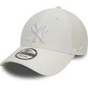 verstellbare-weisse-kappe-mit-gebogenem-schirm-und-weissem-logo-9forty-leinen-der-new-york-yankees-mlb-von-new-era