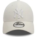 verstellbare-weisse-kappe-mit-gebogenem-schirm-und-weissem-logo-9forty-leinen-der-new-york-yankees-mlb-von-new-era