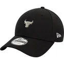 schwarze-verstellbare-curved-cap-9forty-metallic-pin-der-chicago-bulls-nba-von-new-era