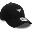 schwarze-verstellbare-curved-cap-9forty-metallic-pin-der-chicago-bulls-nba-von-new-era