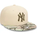 new-era-mlb-new-york-yankees-9fifty-contrast-snapback-kappe-fur-kinder-in-beige-mit-grunem-logo