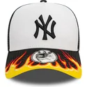 siltovka-zaoblena-biely-snapback-a-frame-flame-new-york-yankees-mlb-new-era