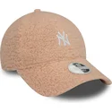 new-era-9forty-mlb-new-york-yankees-verstellbare-rosa-damenkappe-mit-gebogenem-schirm
