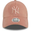 verstellbare-damen-kappe-9forty-velour-diamante-in-rosa-mit-gebogenem-schirm-der-new-york-yankees-mlb-von-new-era