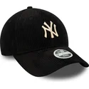 9forty-cord-verstellbare-schwarze-damenkappe-mit-gebogenem-schirm-und-beigem-logo-der-new-york-yankees-mlb-von-new-era