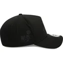 schwarze-9forty-e-frame-monochrome-snapback-kappe-mit-gebogenem-schirm-und-schwarzem-logo-der-los-angeles-lakers-nba-von-new-era