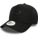 schwarze-snapback-kappe-mit-gebogenem-schirm-und-schwarzem-logo-9forty-e-frame-monochrome-der-chicago-bulls-nba-von-new-era