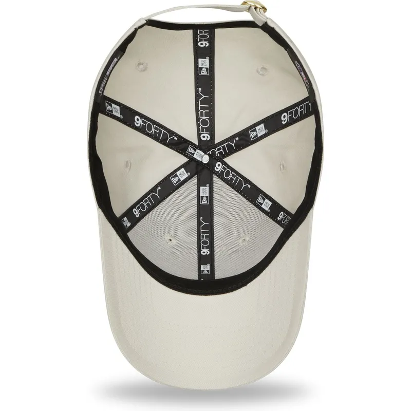 beige-verstellbare-curved-cap-fur-damen-mit-goldenem-logo-9forty-metallic-logo-der-new-york-yankees-mlb-von-new-era