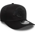 los-angeles-lakers-nba-9fifty-stretch-snap-schwarze-snapback-kappe-mit-gebogenem-schirm-von-new-era