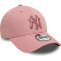 verstellbare-rosa-kappe-mit-gebogenem-schirm-und-rosa-logo-9forty-league-essential-der-new-york-yankees-mlb-von-new-era