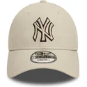 cap-zaoblena-beige-adjustable-strap-negro-9forty-team-outline-new-york-yankees-mlb-new-era