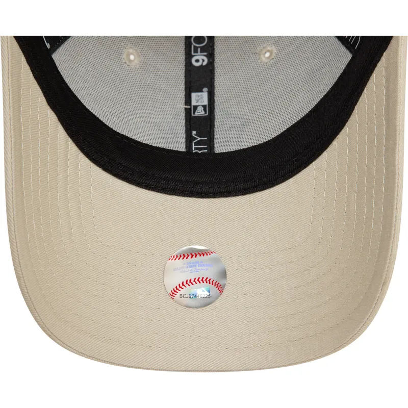 cap-zaoblena-beige-adjustable-strap-negro-9forty-team-outline-new-york-yankees-mlb-new-era cap-zaoblena-beige-adjustable-strap-negro-9forty-team-outline-new-york-yankees-mlb-new-era