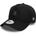 new-era-mlb-new-york-yankees-9forty-a-frame-snapback-kappe-mit-gebogenem-schirm-und-metallic-patch-in-schwarz