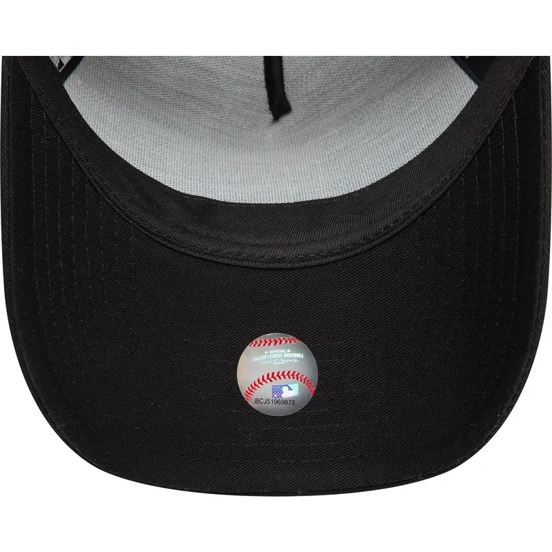 schwarze-gebogene-snapback-kappe-9forty-a-frame-metallic-patch-der-new-york-yankees-mlb-von-new-era