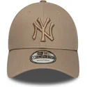 cap-zaoblena-brown-adjustable-strap-claro-9forty-league-essential-new-york-yankees-mlb-new-era