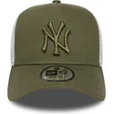 grune-und-weisse-trucker-cap-mit-grunem-logo-a-frame-league-essential-von-new-york-yankees-mlb-von-new-era