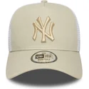 beige-weisse-trucker-kappe-mit-beigem-logo-a-frame-league-essential-der-new-york-yankees-mlb-von-new-era
