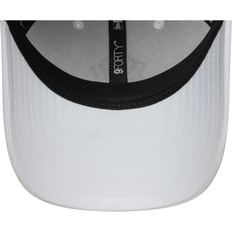 cap-zaoblena-white-adjustable-strap-9forty-outline-new-york-yankees-mlb-new-era